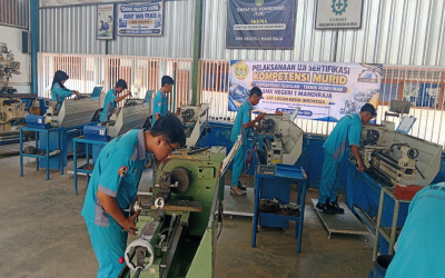 93 Siswa Kelas XII Teknik Pemesinan SMK Negeri 1 Mandiraja Direkomendasikan Kompeten dalam Uji Sertifikasi Operator Mesin Bubut Dasar