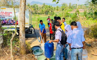 Peduli Sesama, Siswa SMK Negeri 1 Mandiraja Bersama PMI Banjarnegara Salurkan 30.000 Liter Air Bersih untuk Warga Terdampak Kekeringan