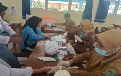 Pemeriksaan Kesehatan oleh Puskesmas Mandiraja 2 di SMK Negeri 1 Mandiraja