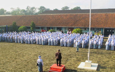 Upacara Hari Pendidikan Nasional 2026 di SMK Negeri 1 Mandiraja Berlangsung Khidmat