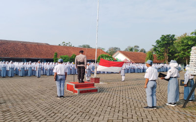 Kapolsek Mandiraja Jadi Pembina Upacara di SMK Negeri 1 Mandiraja